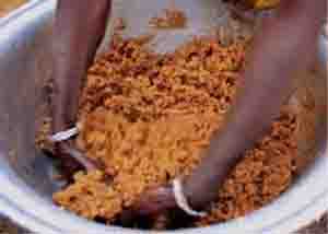Приготовление каши из арахиса в Буркина-Фасо